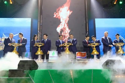 Phó Thủ tướng Chính phủ Bùi Thanh Sơn và Lãnh đạo Bộ Công thương, Petrovietnam thực hiện nghi thức mở van khai thác, chính thức đón chào dòng dầu thương mại đầu tiên từ mỏ Kình Ngư Trắng-Kình Ngư Trắng Nam.