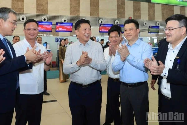 Bộ trưởng Xây dựng Trần Hồng Minh thị sát tại Nhà ga T1 Cảng Hàng không quốc tế Nội Bài.