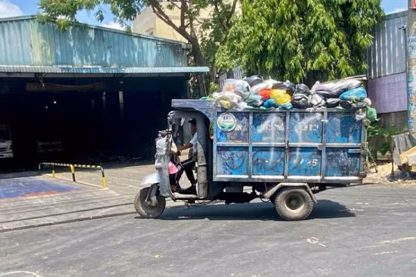 Công nhân gom rác về tập kết để chở đến bãi xử lý. 