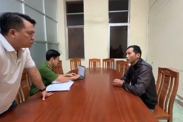 Cơ quan chức năng làm việc với 1 trong 3 đối tượng. (Ảnh: Công an cung cấp)