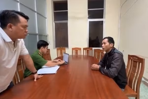 Cơ quan chức năng làm việc với 1 trong 3 đối tượng. (Ảnh: Công an cung cấp)