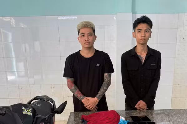 Các đối tượng: Lê Văn Nhâm (bên trái), Lương Công Thuận tại cơ quan Công an (Ảnh: Công an cung cấp)