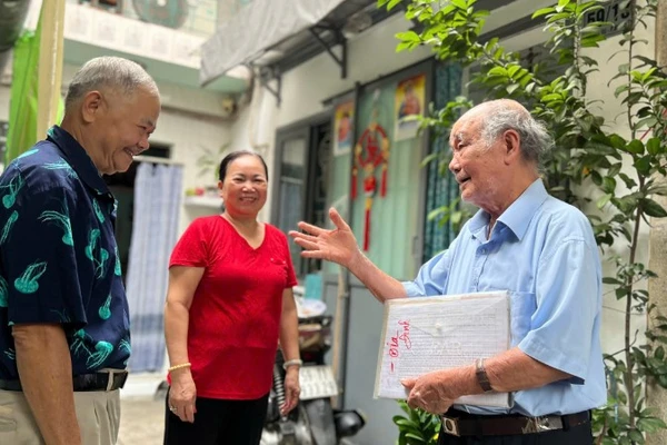 Ông Nguyễn Khắc Êm (áo xanh) trò chuyện cùng người dân trong khu phố. 