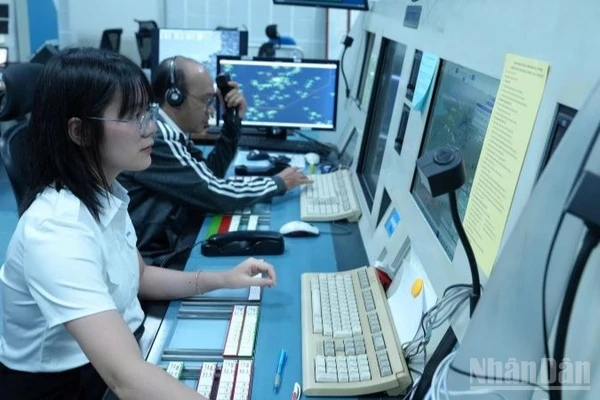 Kiểm soát viên không lưu điều hành bay tại khu vực sân bay Tân Sơn Nhất.