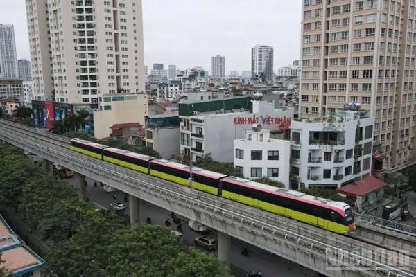 Đoàn tàu trên tuyến đường sắt đô thị 3.1 Nhổn-Ga Hà Nội.