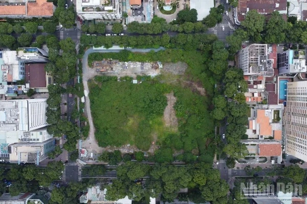 Khu đất tại số 8 Võ Văn Tần, phường Xuân Hòa (dự án Nhà thi đấu Phan Đình Phùng) đã ngừng thi công nhiều năm. (Ảnh: THẾ ANH)