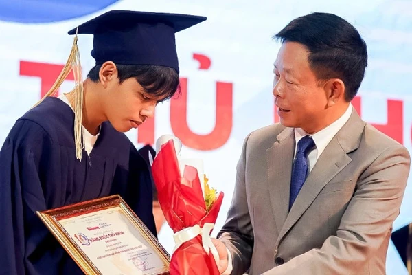 Ban tổ chức trao học bổng "Nâng bước thủ khoa" cho các sinh viên vượt khó học giỏi. 