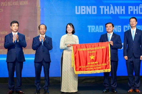 Lãnh đạo Ủy ban nhân dân Thành phố Hồ Chí Minh trao tặng Cờ truyền thống đến Báo Thanh Niên. 