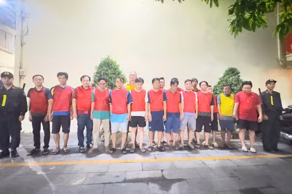 Các đối tượng tại cơ quan chức năng.