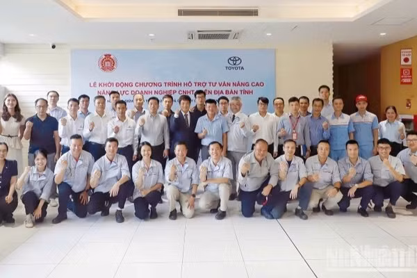 Đại diện các doanh nghiệp, đơn vị tham gia chương trình hỗ trợ tư vấn, nâng cao năng lực doanh nghiệp công nghiệp hỗ trợ trên địa bàn tỉnh nhằm phát triển ngành công nghiệp ô-tô, nâng cao năng lực doanh nghiệp.