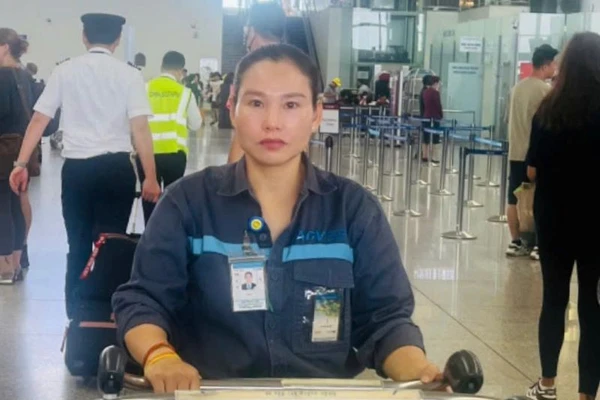 Chị Nguyễn Thị Tâm, nhân viên Đội xe đẩy thuộc Cảng Hàng không quốc tế Nội Bài.