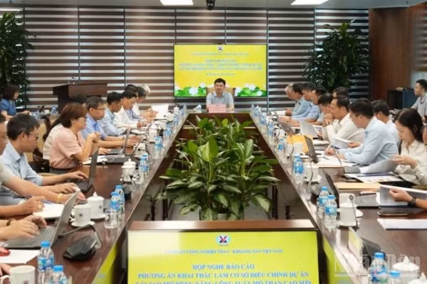 Chủ tịch Hội đồng thành viên Tập đoàn Công nghiệp Than-Khoáng sản Việt Nam Ngô Hoàng Ngân chủ trì nghe báo cáo phương án khai thác, cơ sở điều chỉnh dự án mở rộng, nâng công suất mỏ than Cao Sơn. (Ảnh: Minh Nghĩa)