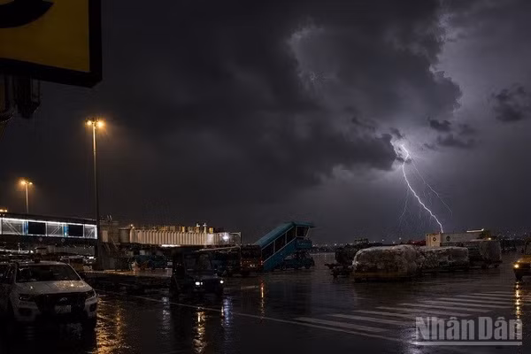 Mưa giông mạnh kèm gió đứt ảnh hưởng đến hoạt động bay tại sân bay Nội Bài tối 4/6/2026.