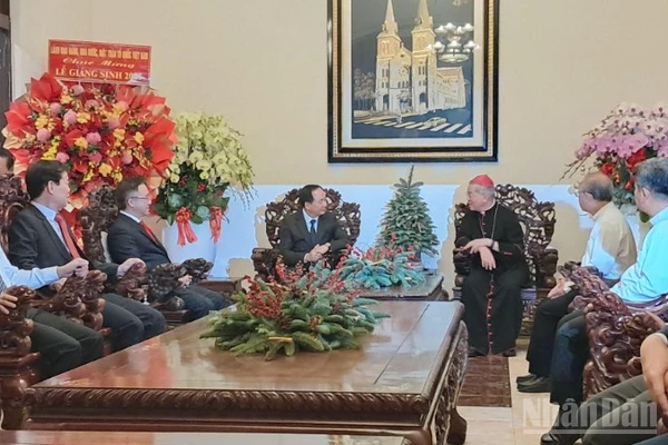 Đồng chí Trịnh Văn Quyết, Bí thư Trung ương Đảng, Trưởng ban Tuyên giáo và Dân vận Trung ương và đoàn công tác thăm, chúc mừng Giáng sinh 2025 Tòa Tổng Giám mục Tổng Giáo phận Thành phố Hồ Chí Minh.