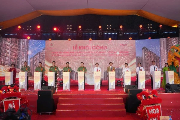 Các đại biểu nhấn nút khởi công dự án. 