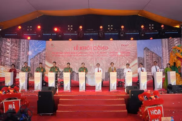 Các đại biểu nhấn nút khởi công dự án. 