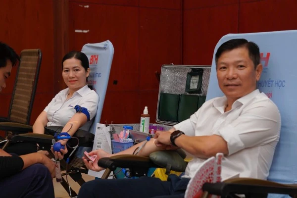 Cán bộ, nhân viên EVNHCMC tham gia hiến máu. 