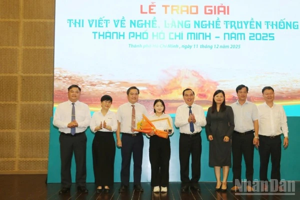 Ban tổ chức chụp ảnh kỷ niệm cùng tác giả đoạt giải Nhất.