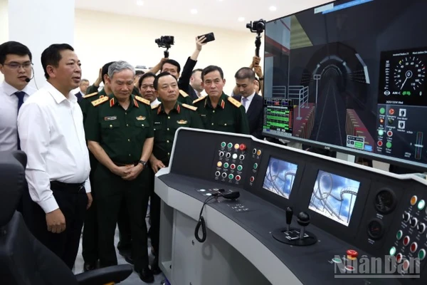 Bộ trưởng Xây dựng Trần Hồng Minh cùng các đại biểu tham quan trung tâm điều khiển tại phòng mô phỏng. 