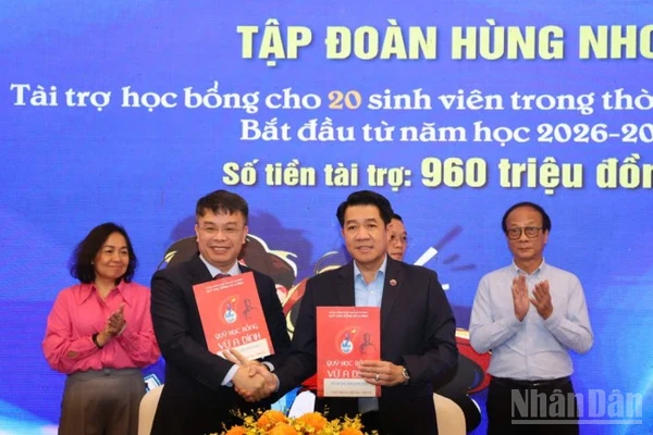 Đại diện Quỹ Vừ A Dính ký kết nhận tài trợ từ Tập đoàn Hùng Nhơn. 