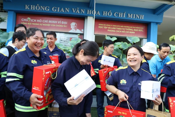 Niềm vui của các công nhân khi đến với chương trình "Xây Tết 2026" của Báo Nhân Dân và các đối tác phối hợp thực hiện. (Ảnh: QUANG QUÝ)