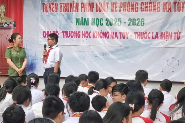 Công an thành phố tuyên truyền về tác hại cho học sinh. (Ảnh: Công an cung cấp)