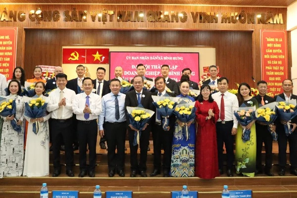 Lãnh đạo Hiệp hội doanh nghiệp Thành phố Hồ Chí Minh và địa phương chúc mừng Ban chấp hành Hội Doanh nghiệp xã Bình Hưng ra mắt. 