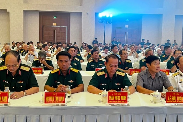 Các đại biểu dự chương trình gặp mặt. 