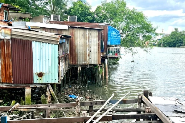 Các hộ dân thuộc di dời, giải tỏa để thực hiện dự án cải tạo, chỉnh trang bờ bắc kênh Đôi. 