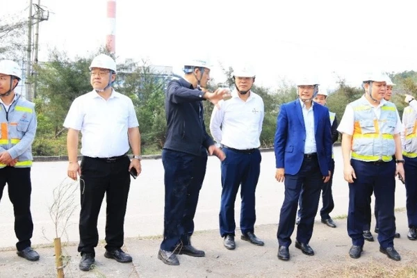 Đoàn công tác thăm khu vực lắp đặt thử nghiệm các thiết bị cải tiến nhằm giảm nhiệt độ đầu ra nước làm mát của Nhà máy Nhiệt điện Mông Dương 1.