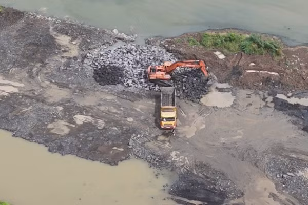 Hiện trường khai thác đá đen trái phép tại dự án nạo vét hồ Đá Đen. (Ảnh: Công an cung cấp)
