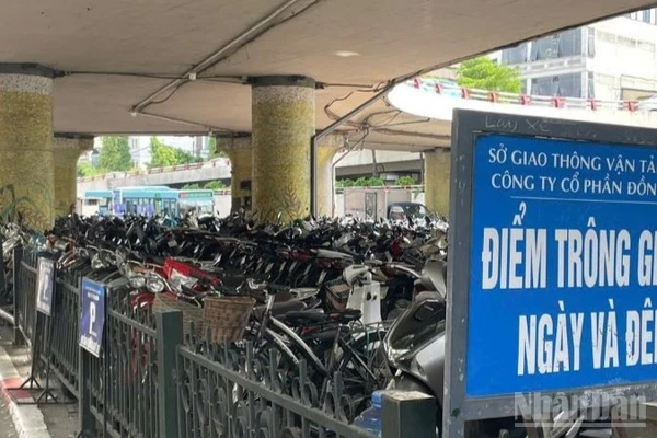 Một bãi trông giữ xe dưới gầm cầu tại Hà Nội.