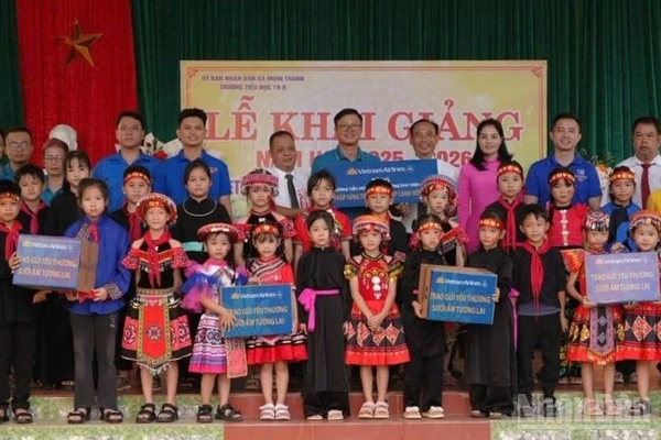 Vietnam Airlines trao tặng hệ thống thư viện và chăn ấm cho học sinh Trường Tiểu học 19-8, xã Minh Thanh, tỉnh Tuyên Quang.