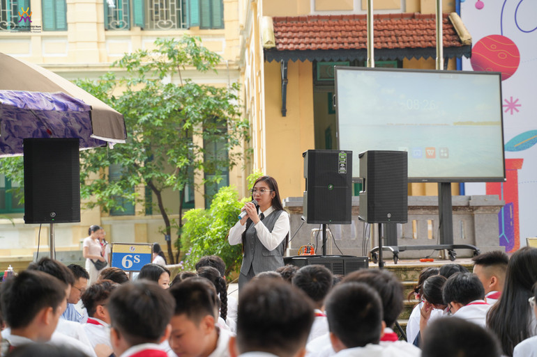 បណ្ឌិត Nguyen Thi Phuong Thao សន្ទនាជាមួយសិស្ស។ duc00185.jpg