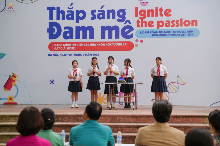 សិស្សបានបង្ហាញផលិតផលច្នៃប្រឌិតរបស់ក្រុមពួកគេ។ duc00026.jpg