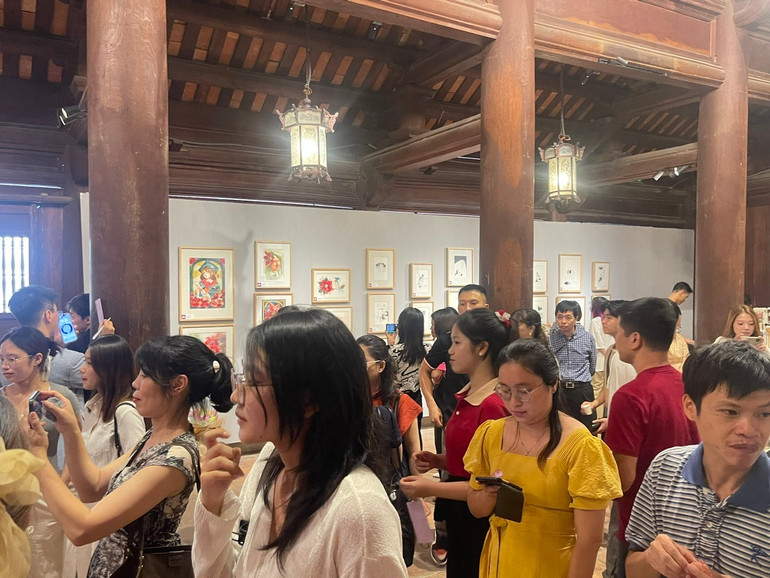 Đông đảo người dân và du khách tham quan triển lãm. z6718500842228-08c56359b856aa62aad74531d188168d.jpg
