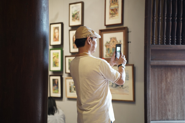 Công chúng tham quan triển lãm. dsc08234.jpg