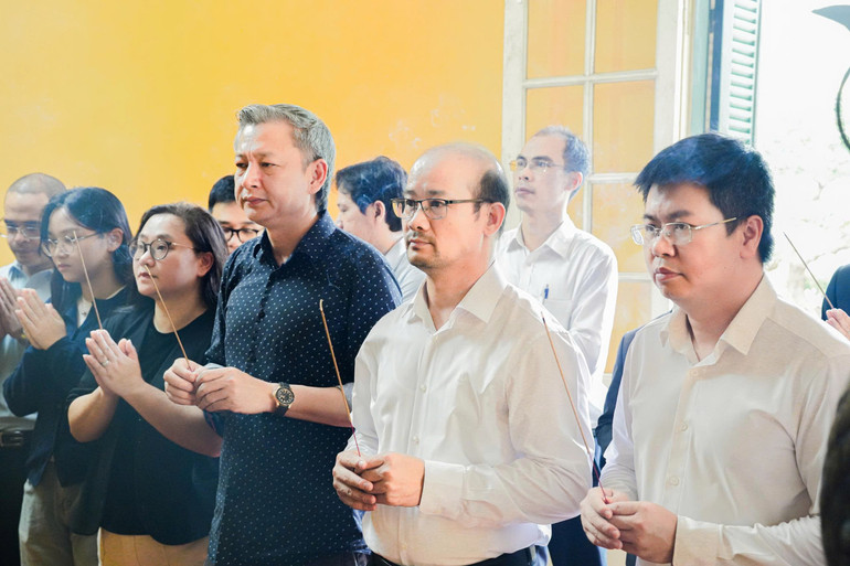 Ban lãnh đạo Nhà xuất bản Đại học Sư phạm và Công ty Cổ phần Văn hóa Đông A dâng hương tại Khu di tích Chủ tịch Hồ Chí Minh – Phủ Chủ tịch. z6958651671110-1224eb4af98a2700f9c0a721f6ef54b3.jpg