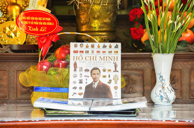 Ấn bản “Hồ Chí Minh – Tiểu sử bằng hình” được thành kính dâng lên Người. z6958642012417-98028167fd9a0b527f905b83ceb0f7a1.jpg