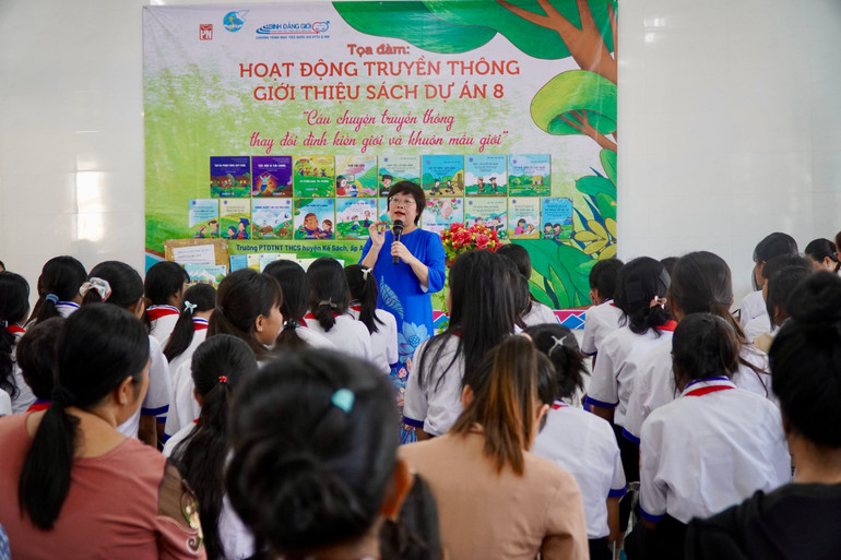 Bà Khúc Thị Hoa Phượng, Giám đốc, Tổng biên tập Nhà xuất bản Phụ nữ Việt Nam, chia sẻ về Dự án 8. dsc07082.jpg