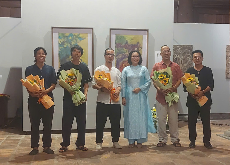 Năm họa sĩ có tranh trưng bày tại Triển lãm. z6867492269115-94253f8618a12b6acc53651c4a530b81.jpg