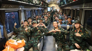Niềm vui trên những gương mặt trẻ sạm nắng sau khi hoàn thành nhiệm vụ A80