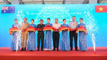Thượng tướng Hoàng Xuân Chiến, Ủy viên Trung ương Đảng, Ủy viên Quân ủy Trung ương, Thứ trưởng Quốc phòng, Phó Tổng Thư ký Quốc phòng Australia Hugh Jeffrey cùng các đại biểu thực hiện nghi thức cắt băng lễ bàn giao vật tư, trang thiết bị.