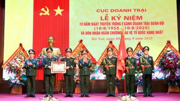 Thừa ủy quyền của Chủ tịch nước, Thượng tướng Lê Huy Vịnh trao Huân chương Bảo vệ Tổ quốc hạng Nhất tặng Cục Doanh trại.
