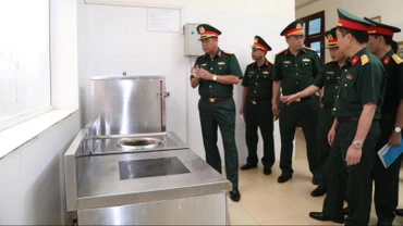 Kiểm tra công tác bảo đảm hậu cần cho khối xe pháo quân sự tập kết về Thủ đô Hà Nội.