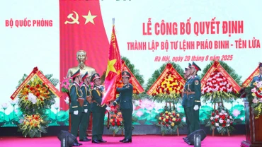 Đại tướng Nguyễn Tân Cương trao Quân kỳ Quyết thắng cho Bộ tư lệnh Pháo binh-Tên lửa.