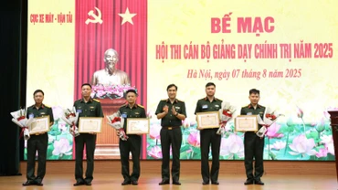 Lãnh đạo, chỉ huy Cục Xe máy-Vận tải trao Bằng khen cho các đồng chí đạt giải Nhất, Nhì, Ba tại hội thi.