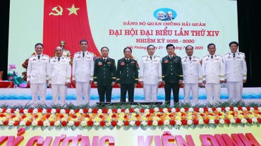 Đại tướng Trịnh Văn Quyết, Bí thư Trung ương Đảng, Ủy viên Thường vụ Quân ủy Trung ương, Chủ nhiệm Tổng cục Chính trị Quân đội nhân dân Việt Nam cùng các đại biểu tại đại hội. 