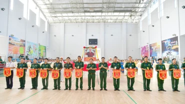 Thủ trưởng Bộ Tư lệnh Quân khu 9 trao Cờ lưu niệm cho các đoàn vận động viên.