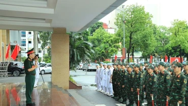 Đại tá Lê Văn Đông động viên cán bộ, y, bác sĩ Bệnh viện Quân y 354 hoàn thành tốt nhiệm vụ.
